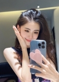 自聊自做的年轻会舞蹈妹子